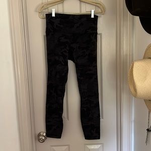 Lululemon align leggings 25” black camo size 8 high waisted